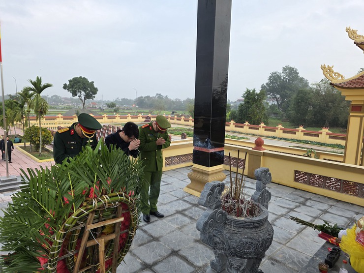 CÁC ĐỒNG CHÍ LÃNH ĐẠO XÃ HÒA XÁ DÂNG HƯƠNG, DÂNG HOA VIẾNG NGHĨA TRANG LIỆT SĨ NHÂN DỊP TẾT NGUYÊN ĐÁN BÍNH NGỌ- Ảnh 9.