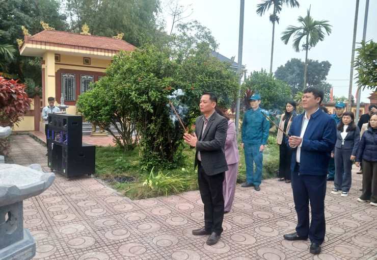 CÁC ĐỒNG CHÍ LÃNH ĐẠO XÃ HÒA XÁ DÂNG HƯƠNG, DÂNG HOA VIẾNG NGHĨA TRANG LIỆT SĨ NHÂN DỊP TẾT NGUYÊN ĐÁN BÍNH NGỌ- Ảnh 11.