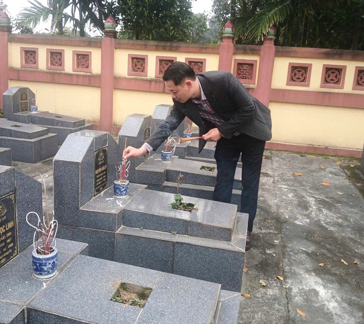 CÁC ĐỒNG CHÍ LÃNH ĐẠO XÃ HÒA XÁ DÂNG HƯƠNG, DÂNG HOA VIẾNG NGHĨA TRANG LIỆT SĨ NHÂN DỊP TẾT NGUYÊN ĐÁN BÍNH NGỌ- Ảnh 12.