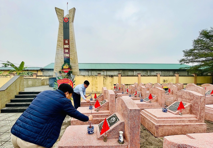 CÁC ĐỒNG CHÍ LÃNH ĐẠO XÃ HÒA XÁ DÂNG HƯƠNG, DÂNG HOA VIẾNG NGHĨA TRANG LIỆT SĨ NHÂN DỊP TẾT NGUYÊN ĐÁN BÍNH NGỌ- Ảnh 3.