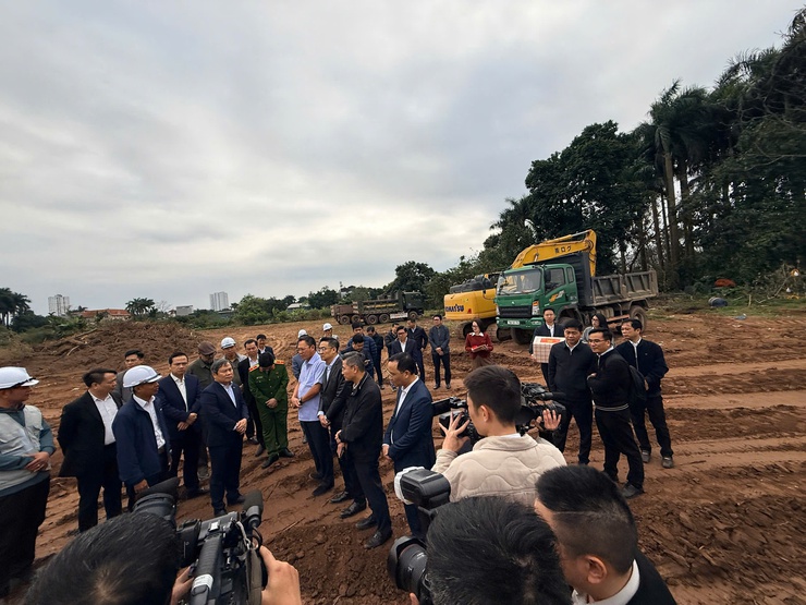 CHỦ TỊCH UBND THÀNH PHỐ HÀ NỘI VŨ ĐẠI THẮNG THĂM, ĐÔN ĐỐC, ĐỘNG VIÊN, KIỂM TRA TIẾN ĐỘ DỰ ÁN HỒ ĐIỀU HÒA THỤY PHƯƠNG 2 VÀ CẢI TẠO TUYẾN KÊNH THỤY PHƯƠNG - PHƯỜNG ĐÔNG NGẠC.- Ảnh 4.