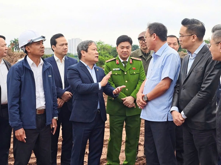 CHỦ TỊCH UBND THÀNH PHỐ HÀ NỘI VŨ ĐẠI THẮNG THĂM, ĐÔN ĐỐC, ĐỘNG VIÊN, KIỂM TRA TIẾN ĐỘ DỰ ÁN HỒ ĐIỀU HÒA THỤY PHƯƠNG 2 VÀ CẢI TẠO TUYẾN KÊNH THỤY PHƯƠNG - PHƯỜNG ĐÔNG NGẠC.- Ảnh 2.