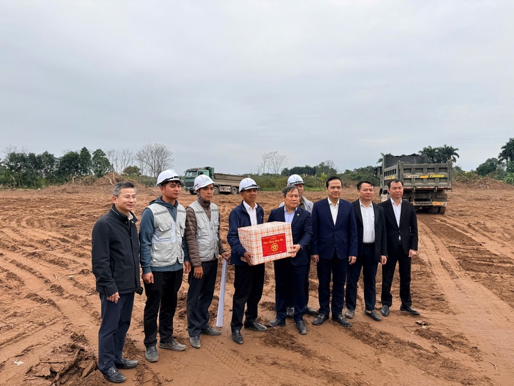 CHỦ TỊCH UBND THÀNH PHỐ HÀ NỘI VŨ ĐẠI THẮNG THĂM, ĐÔN ĐỐC, ĐỘNG VIÊN, KIỂM TRA TIẾN ĐỘ DỰ ÁN HỒ ĐIỀU HÒA THỤY PHƯƠNG 2 VÀ CẢI TẠO TUYẾN KÊNH THỤY PHƯƠNG - PHƯỜNG ĐÔNG NGẠC.- Ảnh 5.