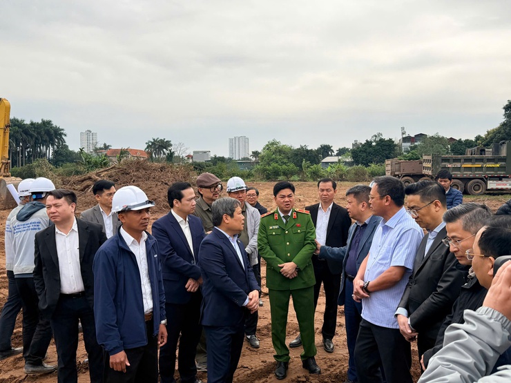 CHỦ TỊCH UBND THÀNH PHỐ HÀ NỘI VŨ ĐẠI THẮNG THĂM, ĐÔN ĐỐC, ĐỘNG VIÊN, KIỂM TRA TIẾN ĐỘ DỰ ÁN HỒ ĐIỀU HÒA THỤY PHƯƠNG 2 VÀ CẢI TẠO TUYẾN KÊNH THỤY PHƯƠNG - PHƯỜNG ĐÔNG NGẠC.- Ảnh 3.