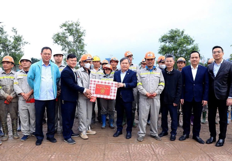 CHỦ TỊCH UBND THÀNH PHỐ HÀ NỘI VŨ ĐẠI THẮNG THĂM, ĐÔN ĐỐC, ĐỘNG VIÊN, KIỂM TRA TIẾN ĐỘ DỰ ÁN HỒ ĐIỀU HÒA THỤY PHƯƠNG 2 VÀ CẢI TẠO TUYẾN KÊNH THỤY PHƯƠNG - PHƯỜNG ĐÔNG NGẠC.- Ảnh 6.
