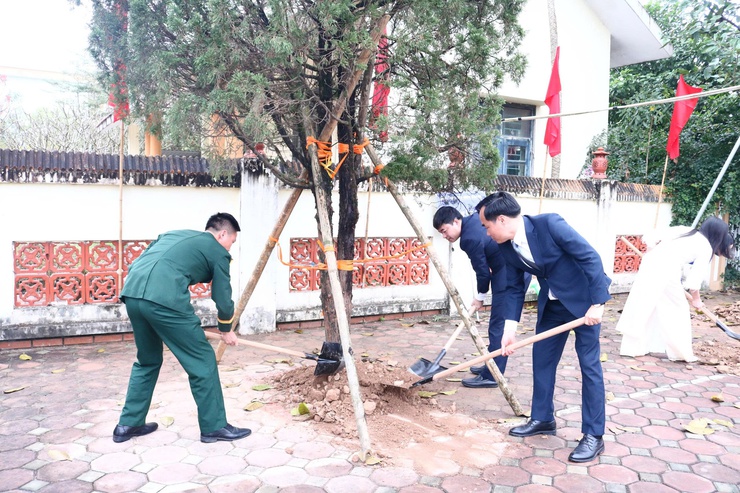 Xã Hòa Phú: Tổ chức Lễ phát động "Tết trồng cây đời đời nhớ ơn Bác Hồ" Xuân Bính Ngọ 2026.

- Ảnh 11.