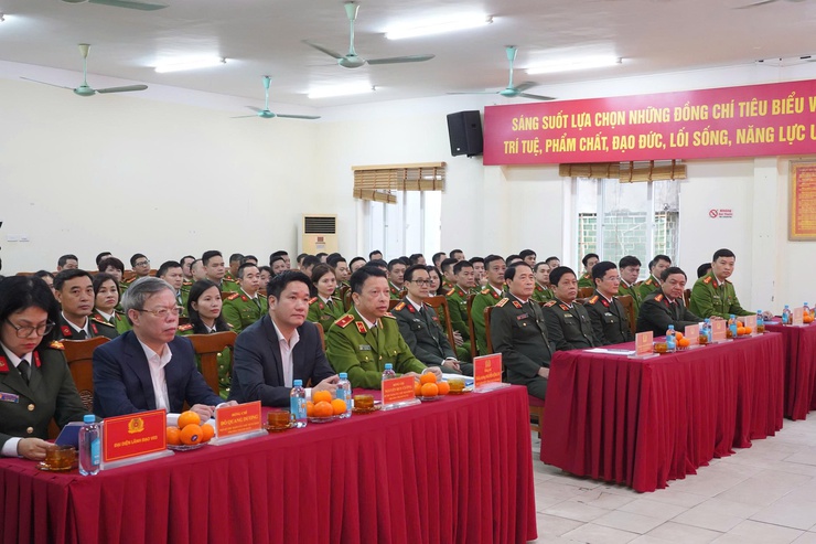 Thượng tướng Lê Quốc Hùng thăm và kiểm tra công tác trực Tết tại Công an phường Thanh Xuân- Ảnh 1.