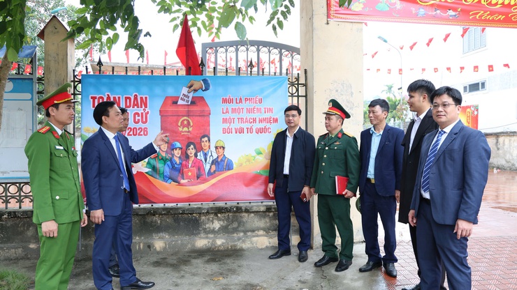 Chủ tịch UBND xã Tam Hưng kiểm tra công tác chuẩn bị bầu cử, yêu cầu đẩy mạnh tuyên truyền tạo hiệu ứng lan tỏa sâu rộng- Ảnh 2.
