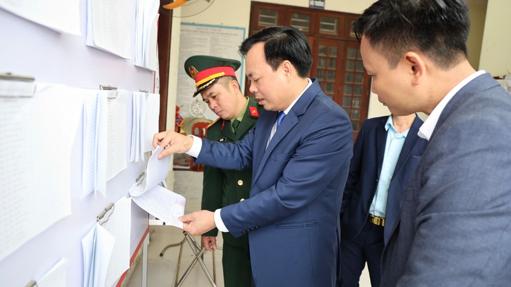 Chủ tịch UBND xã Tam Hưng kiểm tra công tác chuẩn bị bầu cử, yêu cầu đẩy mạnh tuyên truyền tạo hiệu ứng lan tỏa sâu rộng- Ảnh 1.