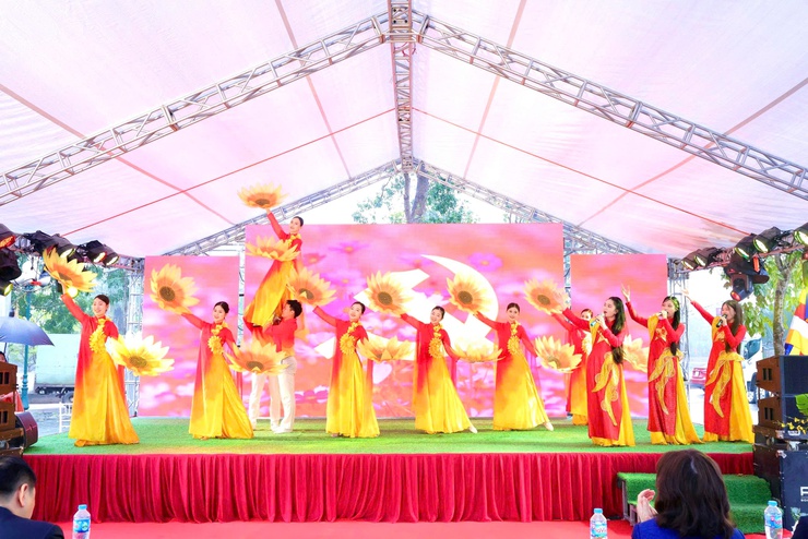 XÃ THƯ LÂM LONG TRỌNG TỔ CHỨC LỄ PHÁT ĐỘNG “TẾT TRỒNG CÂY ĐỜI ĐỜI NHỚ ƠN BÁC HỒ” XUÂN BÍNH NGỌ 2026- Ảnh 3.