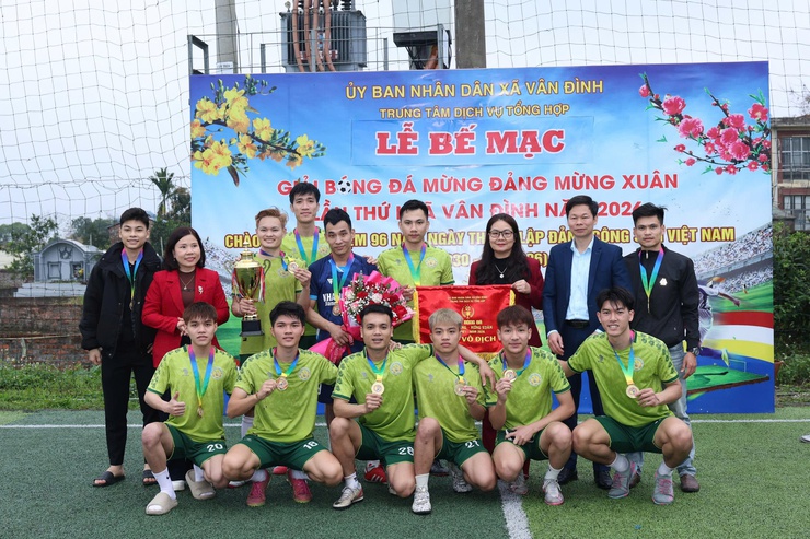 Bế mạc và trao giải Giải bóng đá xã Vân Đình lần thứ nhất năm 2026: Sơn Công đăng quang ngôi vô địch- Ảnh 3.