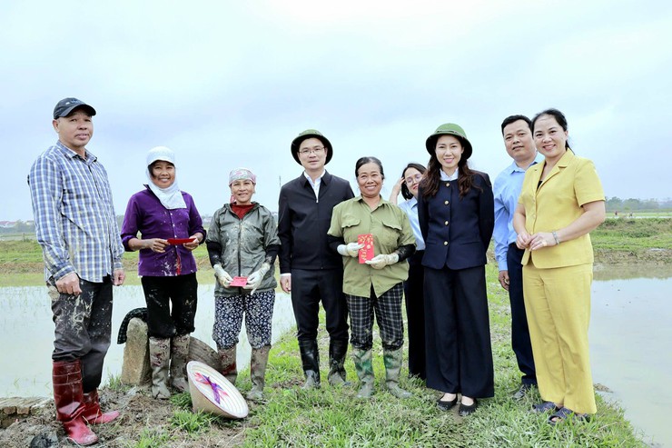 Xã Đa Phúc - Bí thư Đảng ủy và Chủ tịch UBND xã kiểm tra tiến độ gieo cấy vụ Xuân năm 2026 và ứng dụng cơ giới hóa trong sản xuất nông nghiệp- Ảnh 5.