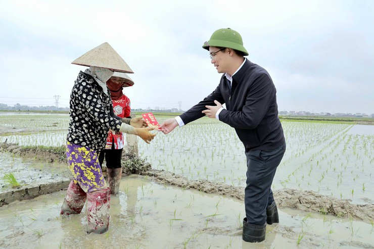Xã Đa Phúc - Bí thư Đảng ủy và Chủ tịch UBND xã kiểm tra tiến độ gieo cấy vụ Xuân năm 2026 và ứng dụng cơ giới hóa trong sản xuất nông nghiệp- Ảnh 3.