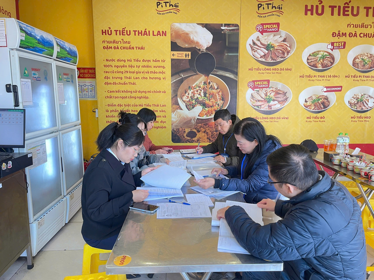 PHƯỜNG YÊN HÒA TĂNG CƯỜNG KIỂM TRA, XỬ LÝ VI PHẠM VỀ AN TOÀN THỰC PHẨM DỊP TẾT NGUYÊN ĐÁN BÍNH NGỌ 2026- Ảnh 1.