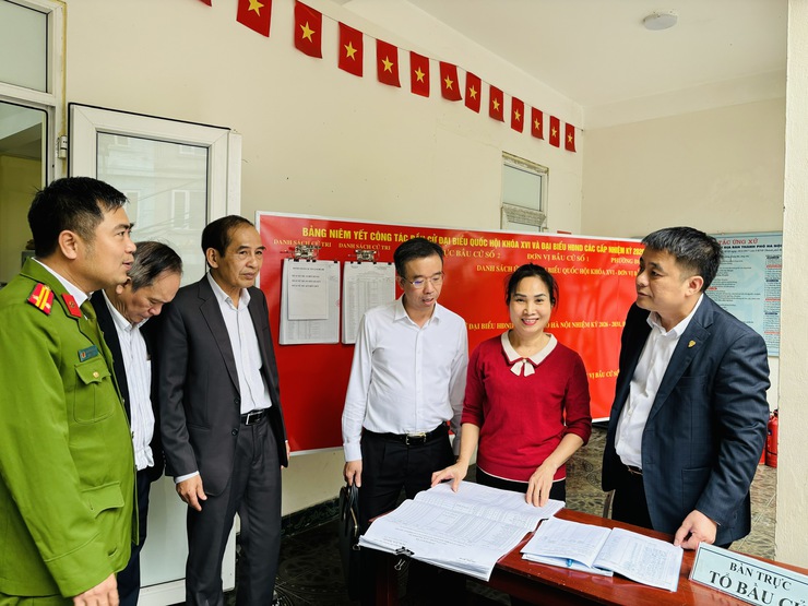 BAN THƯỜNG VỤ ĐẢNG ỦY PHƯỜNG BỒ ĐỀ THĂM, KIỂM TRA VÀ CHÚC TẾT TẠI 38 KHU VỰC BỎ PHIẾU BẦU CỬ- Ảnh 2.