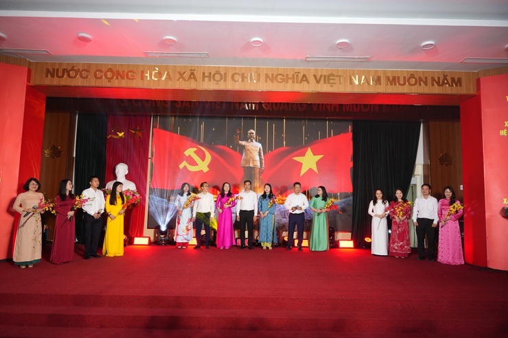 Xã Phù Đổng tổ chức hội nghị gặp mặt cán bộ, công chức, viên chức, người lao động và triển khai nhiệm vụ năm 2026- Ảnh 4.