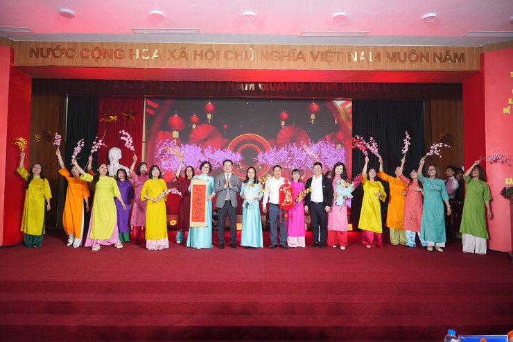 Xã Phù Đổng tổ chức hội nghị gặp mặt cán bộ, công chức, viên chức, người lao động và triển khai nhiệm vụ năm 2026- Ảnh 11.