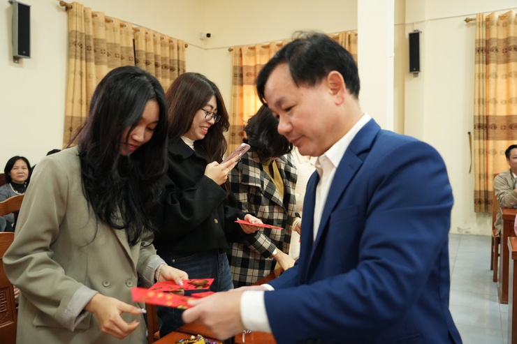 Đảng ủy - HĐND - UBND - UBMTTQ xã gặp mặt cán bộ, công chức, viên chức, người lao động đầu Xuân Bính Ngọ 2026- Ảnh 4.