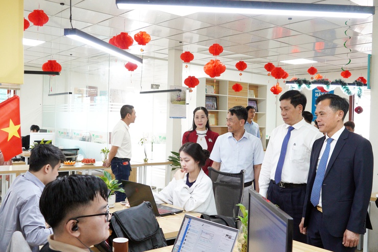 Đồng chí Bí thư Đảng ủy phường Chương Mỹ - Phí Minh Hải đến thăm, động viên sản xuất, kinh doanh tại Công ty Cổ phần Tập đoàn Đại Đoàn Gia- Ảnh 3.