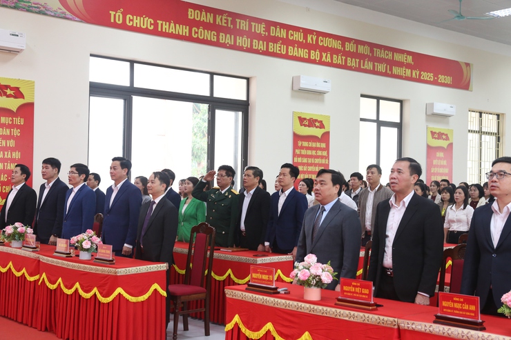 Đảng ủy - HĐND - UBND - UB MTTQ Việt Nam xã Bất Bạt tổ chức lễ chào cờ và gặp mặt đầu xuân Bính Ngọ 2026: khí thế mới, quyết tâm mới- Ảnh 1.