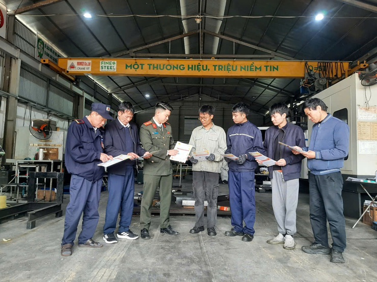 Công an xã Liên Minh chủ động tuyên truyền, giữ vững an ninh công nhân- Ảnh 1.