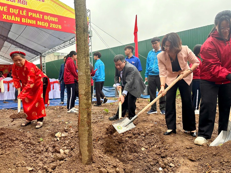 Xã Thanh Trì phát động Tết trồng cây “Đời đời nhớ ơn Bác Hồ” Xuân Bính Ngọ 2026
- Ảnh 4.