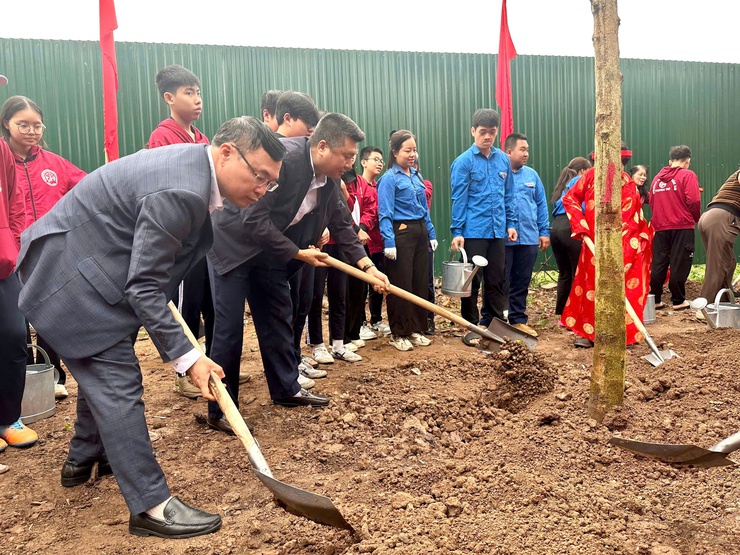 Xã Thanh Trì phát động Tết trồng cây “Đời đời nhớ ơn Bác Hồ” Xuân Bính Ngọ 2026
- Ảnh 6.