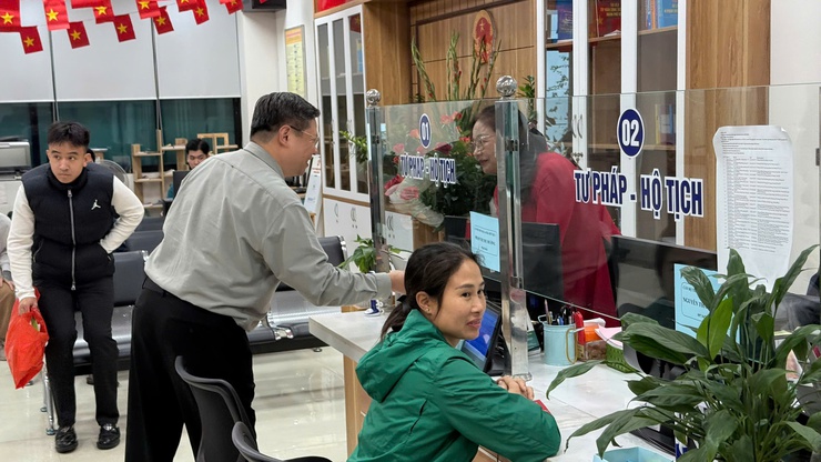 Thường trực Đảng ủy phường Ô Chợ Dừa kiểm tra điểm phục vụ hành chính công, chúc tết cán bộ, nhân dân nhân dịp đầu xuân bính ngọ 2026- Ảnh 2.