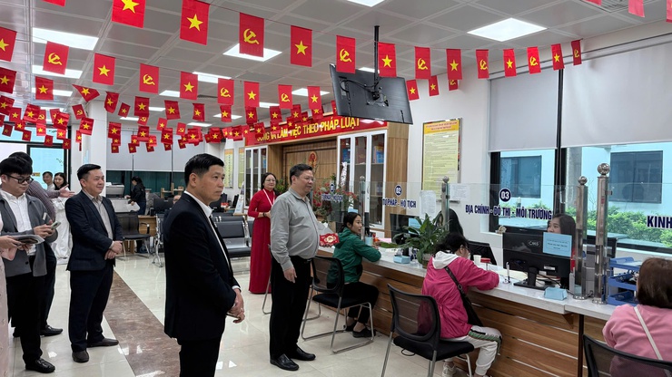 Thường trực Đảng ủy phường Ô Chợ Dừa kiểm tra điểm phục vụ hành chính công, chúc tết cán bộ, nhân dân nhân dịp đầu xuân bính ngọ 2026- Ảnh 3.