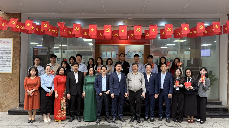 Thường trực Đảng ủy phường Ô Chợ Dừa kiểm tra điểm phục vụ hành chính công, chúc tết cán bộ, nhân dân nhân dịp đầu xuân bính ngọ 2026- Ảnh 1.