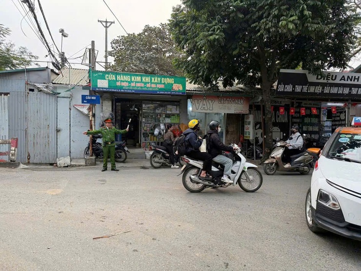 CÔNG AN PHƯỜNG ĐÔNG NGẠC CÓ NHIỀU GIẢI PHÁP GIẢI QUYẾT CÁC ĐIỂM NGHẼN VỀ “ÙN TẮC GIAO THÔNG” TRÊN ĐỊA BÀN PHƯỜNG- Ảnh 3.