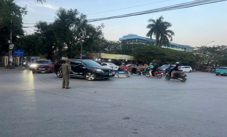 CÔNG AN PHƯỜNG ĐÔNG NGẠC CÓ NHIỀU GIẢI PHÁP GIẢI QUYẾT CÁC ĐIỂM NGHẼN VỀ “ÙN TẮC GIAO THÔNG” TRÊN ĐỊA BÀN PHƯỜNG- Ảnh 7.