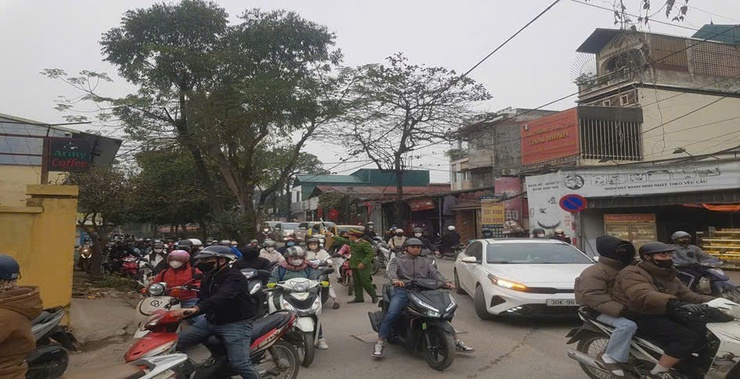CÔNG AN PHƯỜNG ĐÔNG NGẠC CÓ NHIỀU GIẢI PHÁP GIẢI QUYẾT CÁC ĐIỂM NGHẼN VỀ “ÙN TẮC GIAO THÔNG” TRÊN ĐỊA BÀN PHƯỜNG- Ảnh 4.