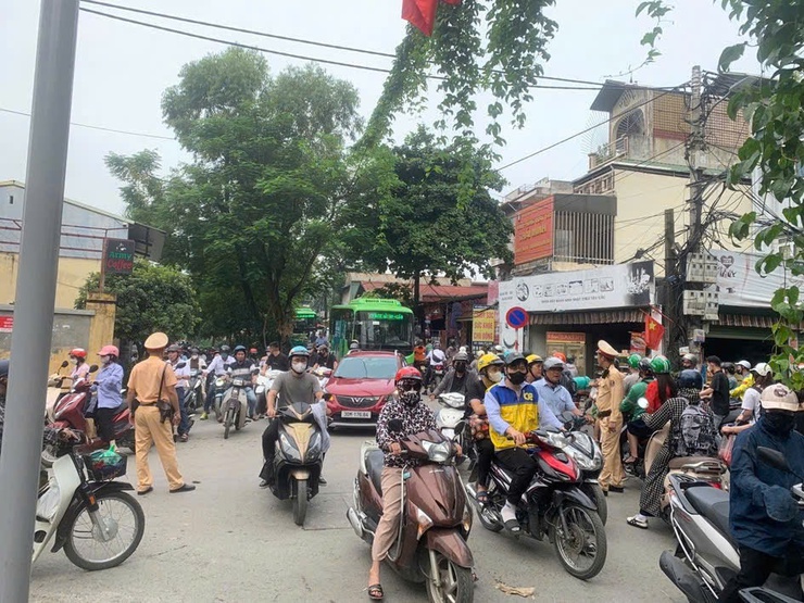 CÔNG AN PHƯỜNG ĐÔNG NGẠC CÓ NHIỀU GIẢI PHÁP GIẢI QUYẾT CÁC ĐIỂM NGHẼN VỀ “ÙN TẮC GIAO THÔNG” TRÊN ĐỊA BÀN PHƯỜNG- Ảnh 5.