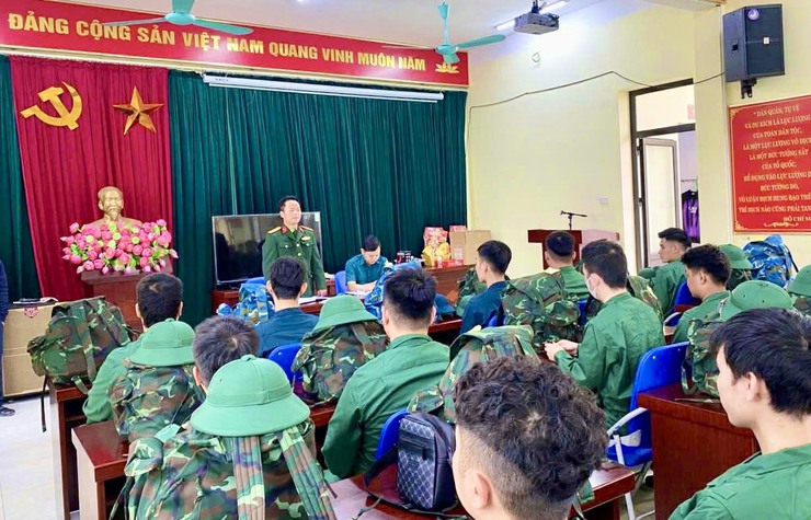 Xã Đại Thanh đã tổ chức cấp phát quân trang cho các tân binh chuẩn bị lên đường nhập ngũ- Ảnh 1.