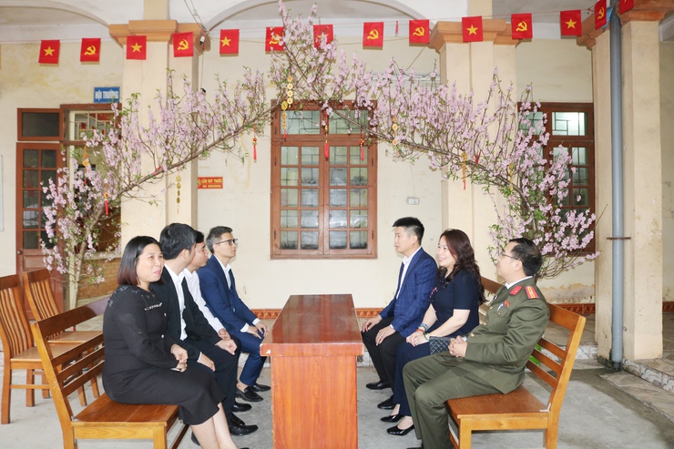 Đồng chí Nguyễn Hữu Sơn – Phó Chủ tịch UBND xã Quốc Oai kiểm tra cơ sở vật chất chuẩn bị cho công tác bầu cử Đại biểu Quốc hội và HĐND các cấp nhiệm kỳ 2026- Ảnh 1.