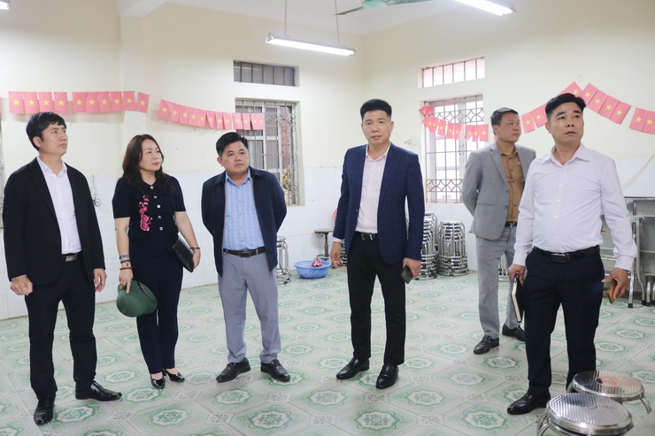 Đồng chí Nguyễn Hữu Sơn – Phó Chủ tịch UBND xã Quốc Oai kiểm tra cơ sở vật chất chuẩn bị cho công tác bầu cử Đại biểu Quốc hội và HĐND các cấp nhiệm kỳ 2026- Ảnh 11.