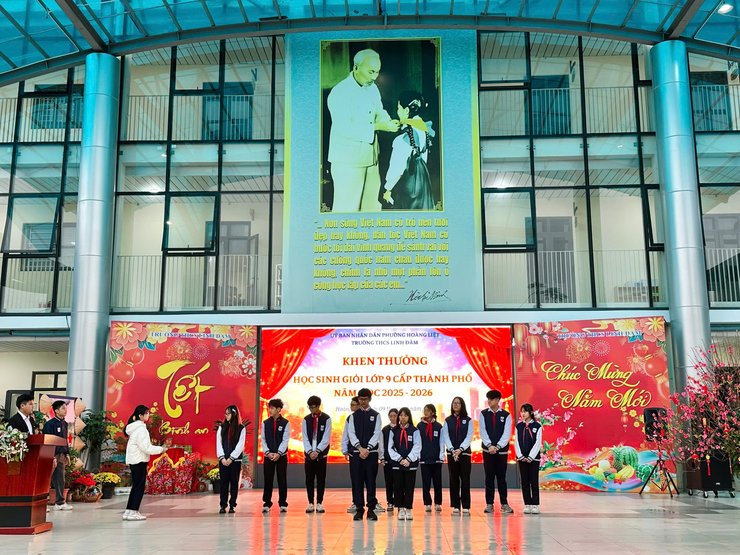 Vinh danh học sinh giỏi lớp 9 cấp thành phố - niềm tự hào của Trường THCS Linh Đàm - Ảnh 1.