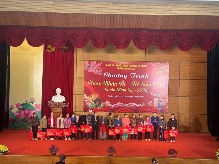 Phường Hoàng Liệt tặng 330 suất quà cho các hộ gia đình có hoàn cảnh khó nhân dịp Tết Nguyên đán Bính Ngọ 2026- Ảnh 1.