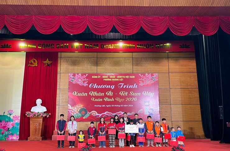 Phường Hoàng Liệt tặng 330 suất quà cho các hộ gia đình có hoàn cảnh khó nhân dịp Tết Nguyên đán Bính Ngọ 2026- Ảnh 2.