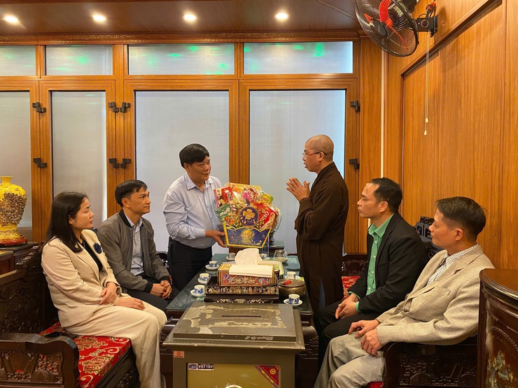 Đảng ủy - HĐND - UBND - UB MTTQ xã Thạch Thất tổ chức thăm, dâng hương, chúc Tết tại các di tích lịch sử, văn hóa trên địa bàn- Ảnh 7.