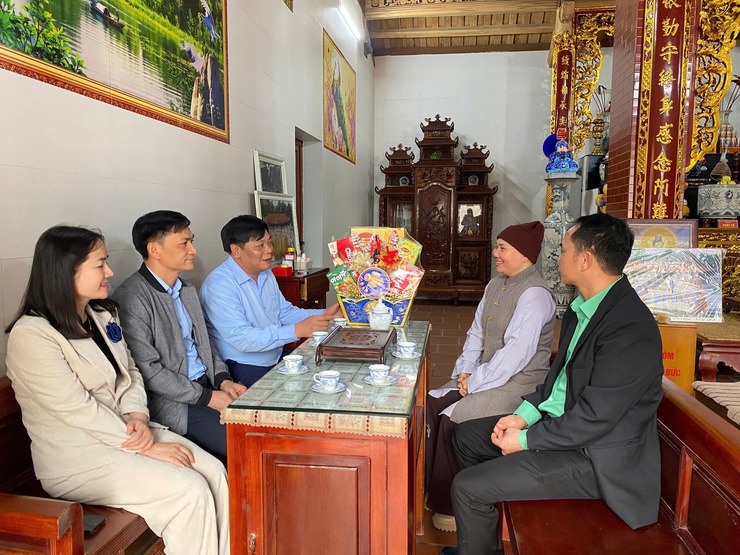 Đảng ủy - HĐND - UBND - UB MTTQ xã Thạch Thất tổ chức thăm, dâng hương, chúc Tết tại các di tích lịch sử, văn hóa trên địa bàn- Ảnh 4.