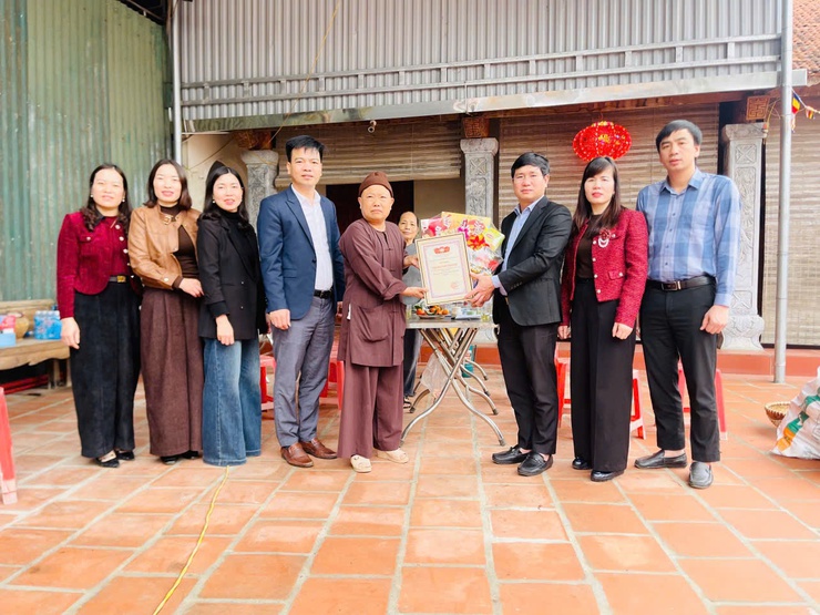 Đảng ủy - HĐND - UBND - UB MTTQ xã Thạch Thất tổ chức thăm, dâng hương, chúc Tết tại các di tích lịch sử, văn hóa trên địa bàn- Ảnh 6.