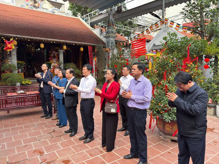 LÃNH ĐẠO ĐẢNG ỦY – HĐND – UBND – MTTQ PHƯỜNG VĂN MIẾU – QUỐC TỬ GIÁM DÂNG HƯƠNG TẠI CÁC DI TÍCH QUỐC GIA ĐẶC BIỆT; TƯỞNG NIỆM ANH HÙNG LIỆT SĨ NHÂN DỊP XUÂN BÍNH NGỌ 2026- Ảnh 2.