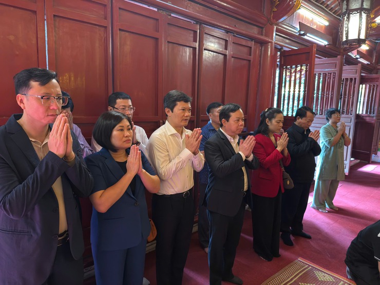 LÃNH ĐẠO ĐẢNG ỦY – HĐND – UBND – MTTQ PHƯỜNG VĂN MIẾU – QUỐC TỬ GIÁM DÂNG HƯƠNG TẠI CÁC DI TÍCH QUỐC GIA ĐẶC BIỆT; TƯỞNG NIỆM ANH HÙNG LIỆT SĨ NHÂN DỊP XUÂN BÍNH NGỌ 2026- Ảnh 3.