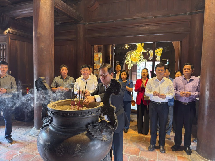 LÃNH ĐẠO ĐẢNG ỦY – HĐND – UBND – MTTQ PHƯỜNG VĂN MIẾU – QUỐC TỬ GIÁM DÂNG HƯƠNG TẠI CÁC DI TÍCH QUỐC GIA ĐẶC BIỆT; TƯỞNG NIỆM ANH HÙNG LIỆT SĨ NHÂN DỊP XUÂN BÍNH NGỌ 2026- Ảnh 8.