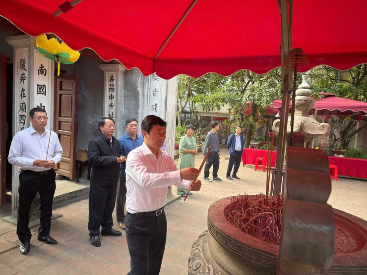 LÃNH ĐẠO ĐẢNG ỦY – HĐND – UBND – MTTQ PHƯỜNG VĂN MIẾU – QUỐC TỬ GIÁM DÂNG HƯƠNG TẠI CÁC DI TÍCH QUỐC GIA ĐẶC BIỆT; TƯỞNG NIỆM ANH HÙNG LIỆT SĨ NHÂN DỊP XUÂN BÍNH NGỌ 2026- Ảnh 4.