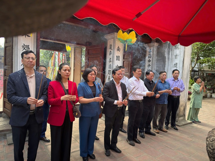 LÃNH ĐẠO ĐẢNG ỦY – HĐND – UBND – MTTQ PHƯỜNG VĂN MIẾU – QUỐC TỬ GIÁM DÂNG HƯƠNG TẠI CÁC DI TÍCH QUỐC GIA ĐẶC BIỆT; TƯỞNG NIỆM ANH HÙNG LIỆT SĨ NHÂN DỊP XUÂN BÍNH NGỌ 2026- Ảnh 5.