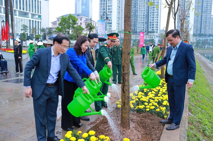 CẦU GIẤY: PHÁT ĐỘNG TẾT TRỒNG CÂY, CHUNG TAY KIẾN TẠO ĐÔ THỊ XANH BỀN VỮNG- Ảnh 9.