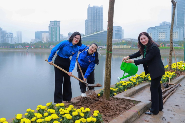 CẦU GIẤY: PHÁT ĐỘNG TẾT TRỒNG CÂY, CHUNG TAY KIẾN TẠO ĐÔ THỊ XANH BỀN VỮNG- Ảnh 11.